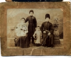 Твердомед Пётр, его жена Феодора, Павел (её брат), дети - Матрёна стоит, Костя на руках 1904-05год